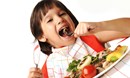 كيف أساعد طفلي على اكتساب عادات غذائية صحية؟