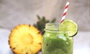 عصير الخضار ذات الأوراق الخضراء الصحي مع ماء جوز الهند